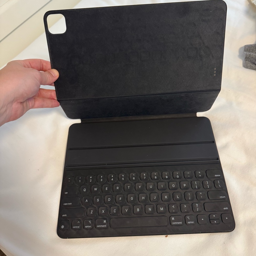 Apple Black iPad Pro 12.9 keyboard